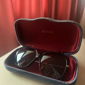 Gucci sunglasses like new Model:GG0511S
Comes with protective case
